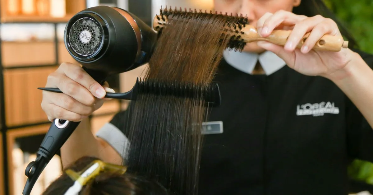 conseils et astuces pour prendre soin de vos cheveux au quotidien, avec des produits adaptés à tous types de cheveux pour une chevelure saine et éclatante.